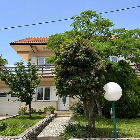 App 2 2 Apartment *