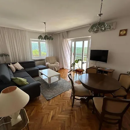 App 2 2 Apartment *