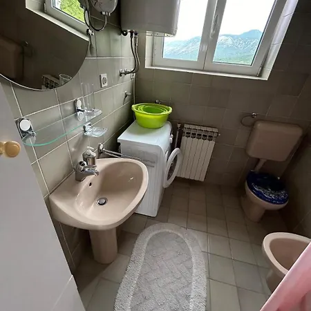 App 2 2 Apartment *